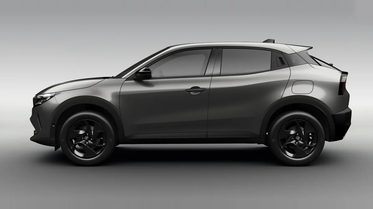 Alfa Romeo Junior Ibrida en renting en Elche — Lateral
