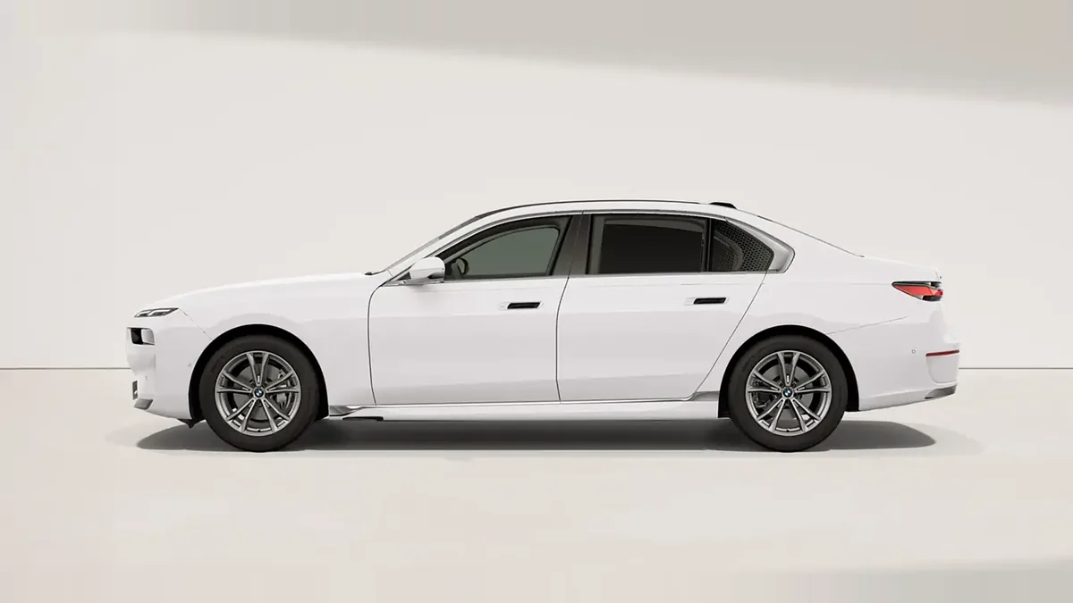 BMW Serie 7 740d xDrive en renting en Elche — Lateral