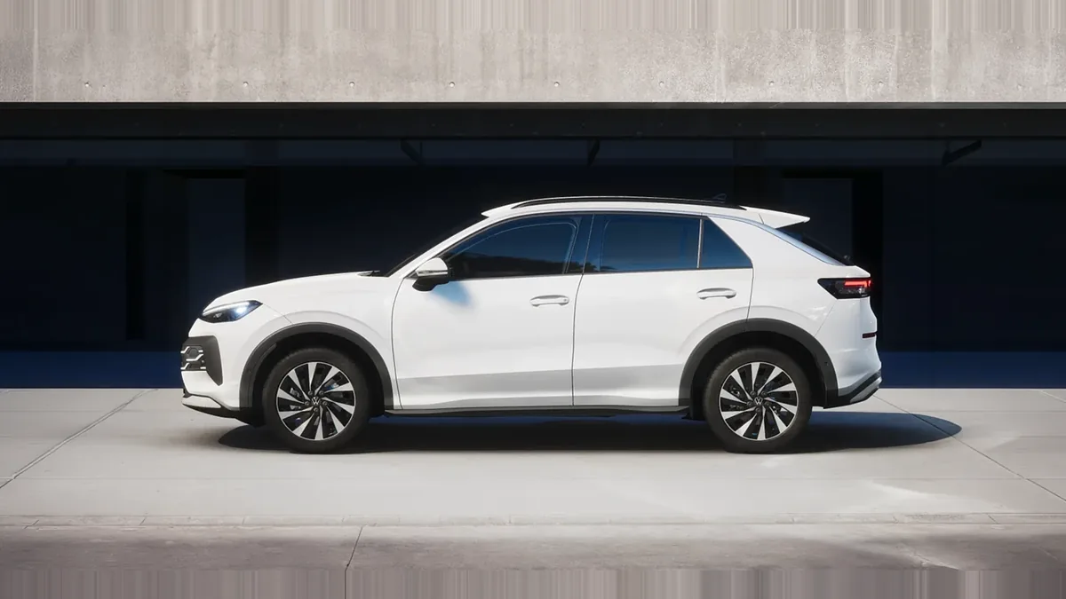 Volkswagen T-ROC Match 1.5 eTSI 150CV DSG en renting en Elche — Lateral