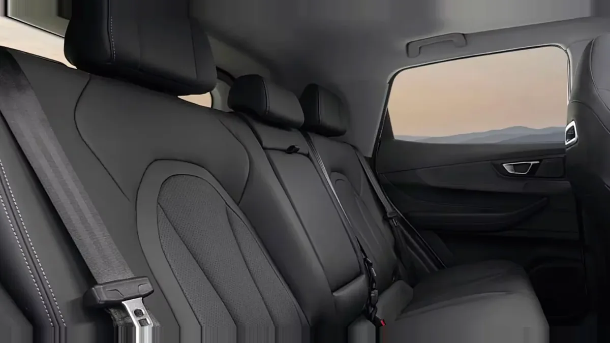 Ebro s400 1.5 DHE HEV Excellent CVT en renting en Elche — Interior