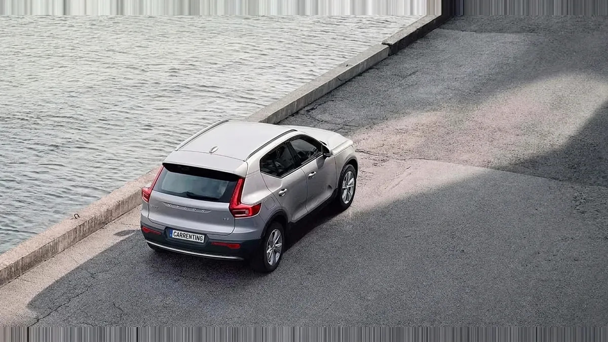 Volvo XC40 2.0 B3 Core G Auto en renting en Elche — Trasera